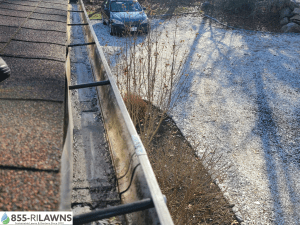 The-Importance-of-Checking-for-Gutter-Leaks-During-Cleaning